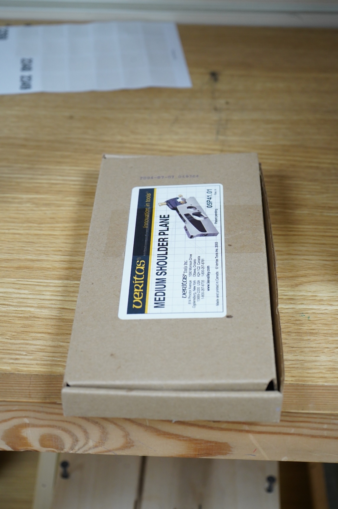 A boxed Veritas medium shoulder plane (05P41.01), with paperwork